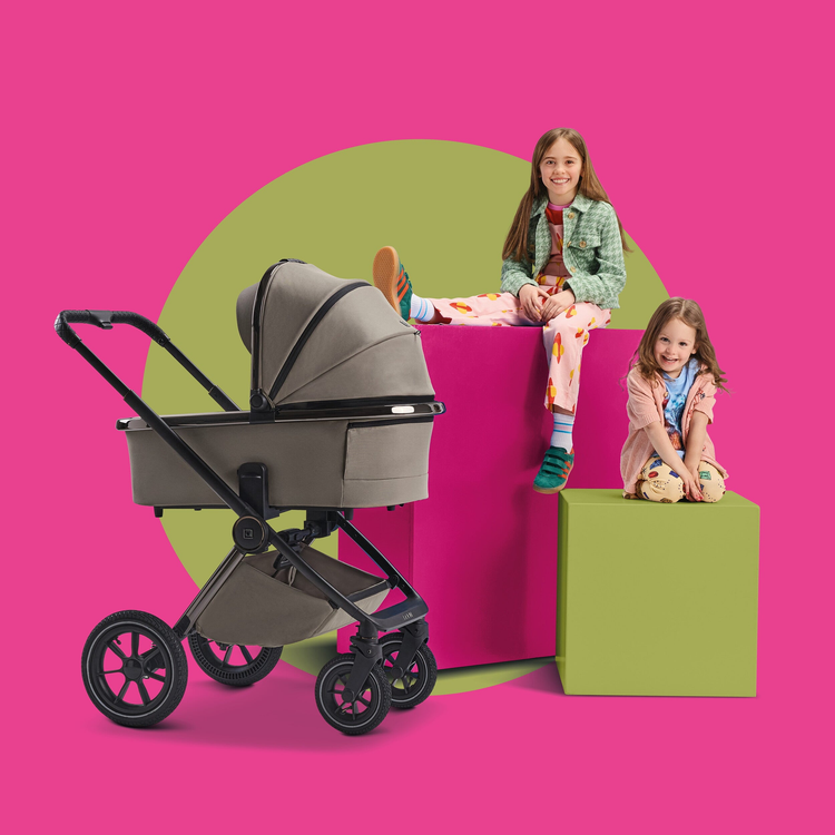 Logo der Marke Moon, stilisierte Buchstaben 'MON' in Grau auf weißem Hintergrund, repräsentiert Produkte im Bereich Kinderwagen und Zubehör.