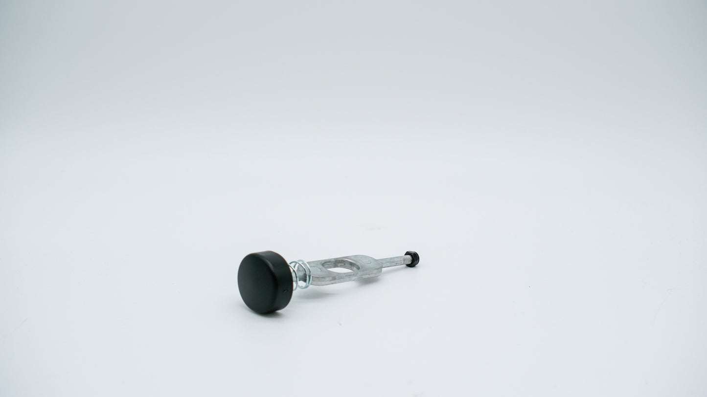 Vorderansicht der Hinterradverriegelung von ABC-Design, mit schwarzem Knopf und silberner Metallstange.