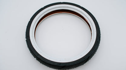 Detailaufnahme eines 12 Zoll Mantels von ABC Design, mit schwarzem Reifen und weißer Felge.