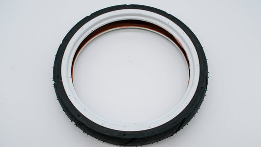 Detailaufnahme eines 12 Zoll Mantels von ABC Design, mit schwarzem Reifen und weißer Felge.