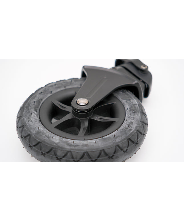 Detailaufnahme des Vorderrads des Joie Litetrax 4 Air, zeigt den flexiblen Reifen und die robuster Konstruktion für Langlebigkeit bei Kinderwagen.