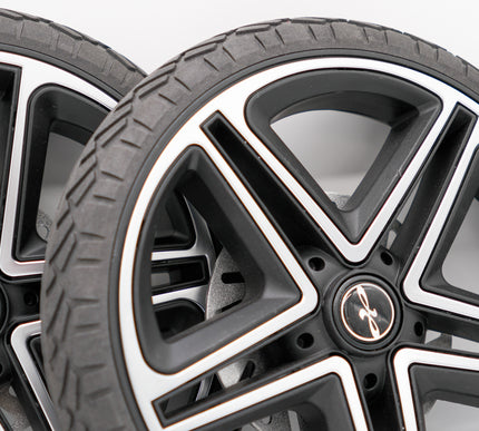 Nahaufnahme eines 12 Zoll Hinterradsatzes mit sportlichem Design, geeignet für Hartan Viva GTR, inklusive Felge und Mantel.