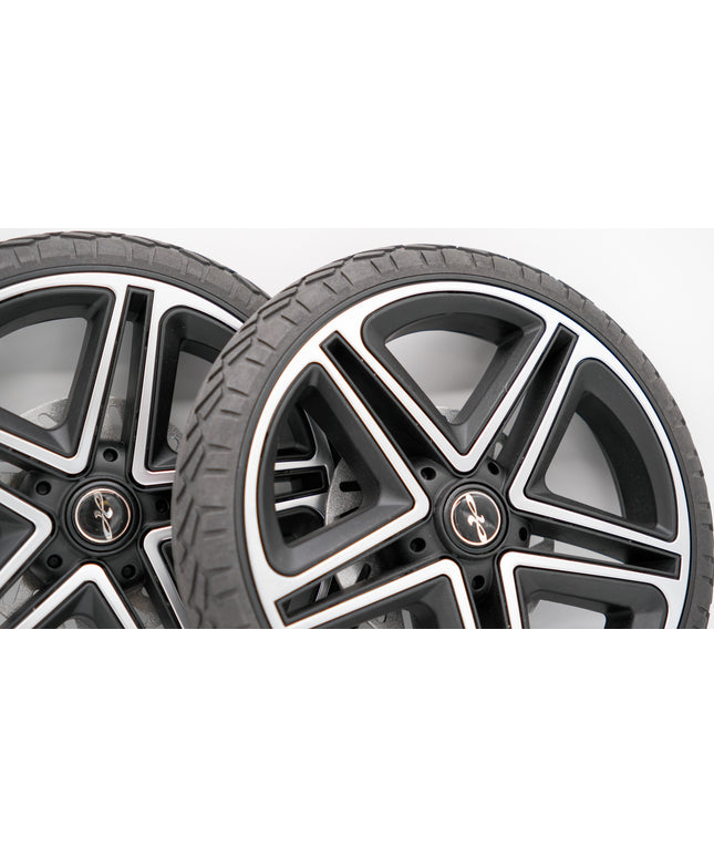Nahaufnahme eines 12 Zoll Hinterradsatzes mit sportlichem Design, geeignet für Hartan Viva GTR, inklusive Felge und Mantel.