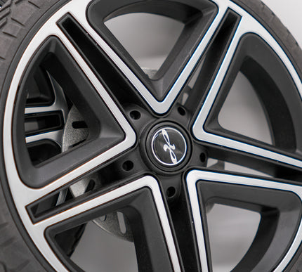 Detailansicht eines Hinterrads mit modernem Felgendesign und Profil, passend für den Hartan Viva GTR.