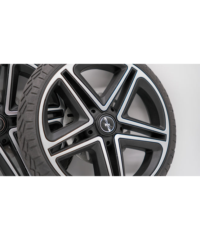 Detailansicht eines Hinterrads mit modernem Felgendesign und Profil, passend für den Hartan Viva GTR.