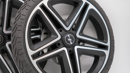 Detailansicht eines Hinterrads mit modernem Felgendesign und Profil, passend für den Hartan Viva GTR.