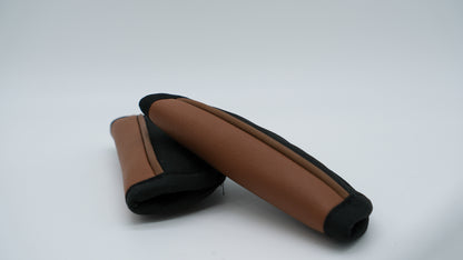 Nahaufnahme der Gurtpolster in Outdoor Black für Emmaljunga Kinderwagen, zeigen die weiche Oberfläche und den strapazierfähigen Stoff, ideal zum Schutz des Kindes während der Fahrt.