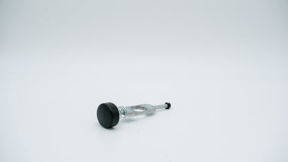 Vorderansicht der Hinterradverriegelung von ABC-Design, mit schwarzem Knopf und silberner Metallstange.