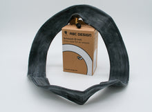 Blick auf den Schlauch 12 Zoll für Kinderwagen von ABC Design, mit Eckventil und Verpackung bei der Präsentation.