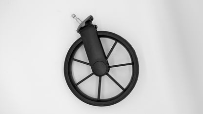 Vorderrad NXT 90 von Emmaljunga, aus einer anderen Perspektive, die die flexible Aufhängung und den Reifen zeigt.