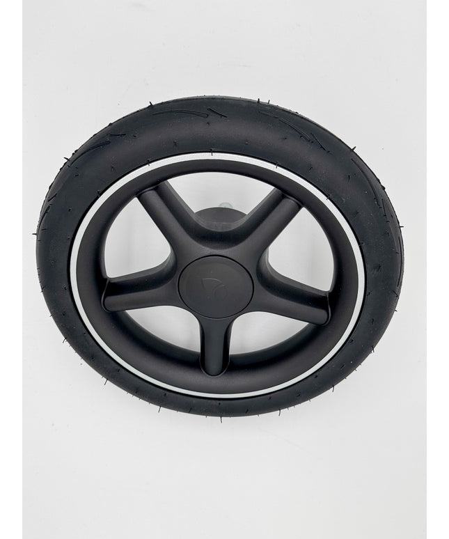 Nahaufnahme eines schwarzen Hinterrades mit mattem Finish und einem weißen Rand, geeignet für den Joie MyTrax Pro.