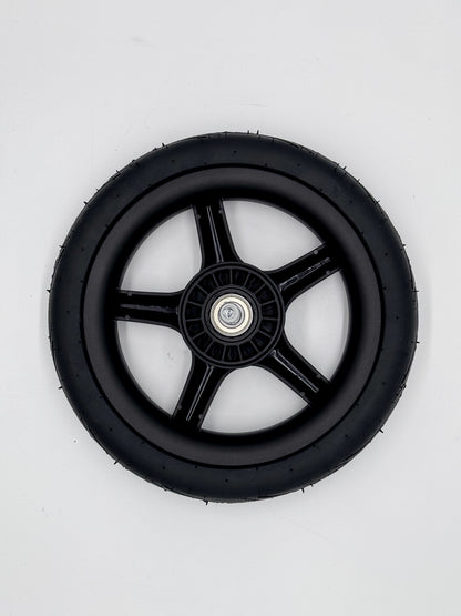 Hinterrad aus schwarzem, robustem Kunststoff, das für eine langlebige Nutzung ausgelegt ist, optimal für Joie Kinderwagen.