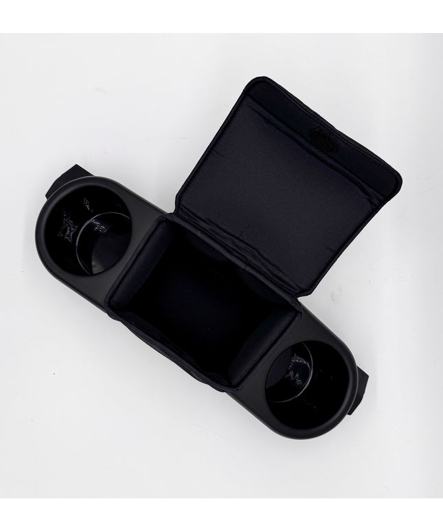 Joie Litetrax 4 Eltern Tray Becherhalter in Schwarz, von oben betrachtet, mit offenem Fach in der Mitte für zusätzlichen Stauraum.