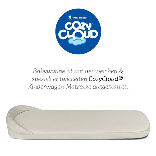 Cozy Cloud Matratze für Kinderwagen mit weichem Bezug, ideal für ein komfortables Schlafklima, abgebildet mit Logo der Marke ABC Design.